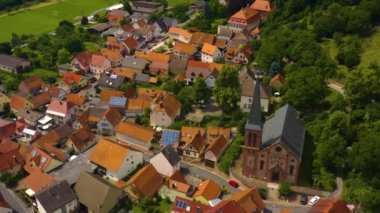 Almanya 'daki Gamburg Kalesi ve köyün havadan görünüşü. Baharın geç bir öğleden sonrasında.