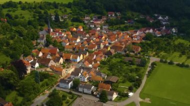 Almanya 'daki Gamburg Kalesi ve köyün havadan görünüşü. Baharın geç bir öğleden sonrasında.