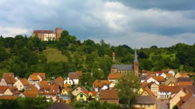 Almanya 'daki Gamburg kalesinin ve köyün havadan görüntüsü. 