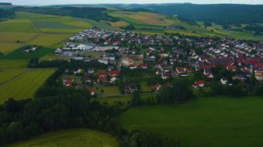 Almanya 'daki Werbach köyünün havacılığı. Baharın geç bir öğleden sonrasında.