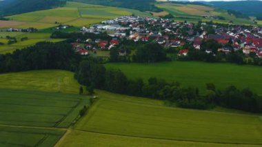 Şehrin eski kısmındaki tarlalardan hava manzarası Almanya 'daki kötü Mergentheim.. 