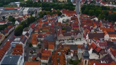 Almanya 'nın Tauberbischofsheim şehrinin havası. Baharın geç bir öğleden sonrasında.