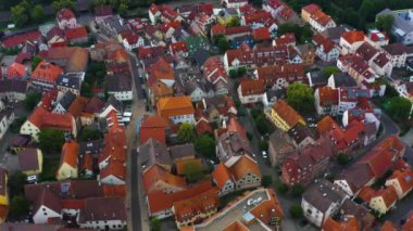 Almanya 'nın Tauberbischofsheim şehrinin havası. Baharın geç bir öğleden sonrasında.