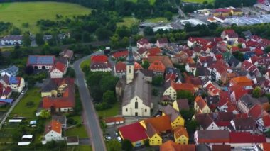 Almanya 'daki Lauda-Koenigshofen şehrinin eski bölümünden havadan görüş.. 