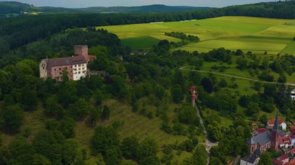 ドイツの村や城Gamburgの空中ビュー 春の午後遅く — ストック動画
