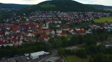Almanya 'daki Lauda-Koenigshofen şehrinin eski bölümünden havadan görüş.. 