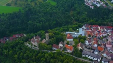 Şehrin eski kısmından ve Almanya 'daki Krautheim şatosundan hava manzarası. Baharın geç bir öğleden sonrasında.