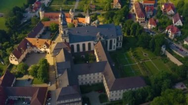 Almanya 'daki manastırın havadan görünüşü. Baharın güneşli bir gününde