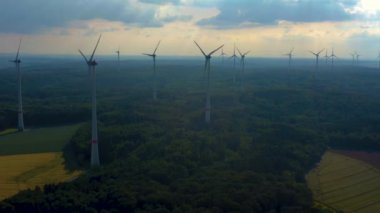 Almanya 'daki Berlichingen yakınlarındaki rüzgar türbinlerinin hava görüntüsü. Baharın ilerleyen saatlerinde bulutlu bir gökyüzüyle.