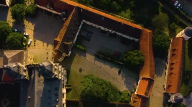 Almanya 'daki manastırın havadan görünüşü. Baharın güneşli bir gününde