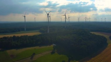 Almanya 'daki Berlichingen yakınlarındaki rüzgar türbinlerinin hava görüntüsü. Baharın ilerleyen saatlerinde bulutlu bir gökyüzüyle.