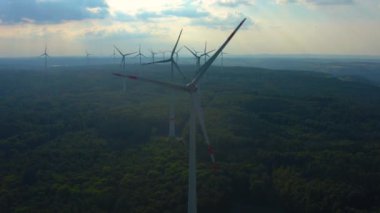 Almanya 'daki Berlichingen yakınlarındaki rüzgar türbinlerinin hava görüntüsü. Baharın ilerleyen saatlerinde bulutlu bir gökyüzüyle.