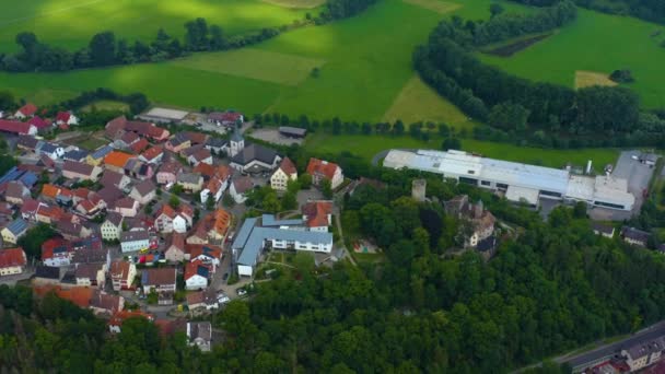 ドイツの旧市街や城Kruutheimからの空中の景色 春の午後遅く — ストック動画