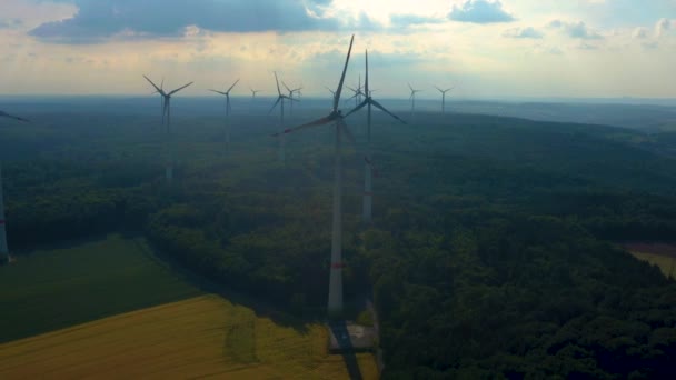Вид Воздуха Ветряные Турбины Вблизи Берлихингена Германии Поздним Вечером Весной — стоковое видео