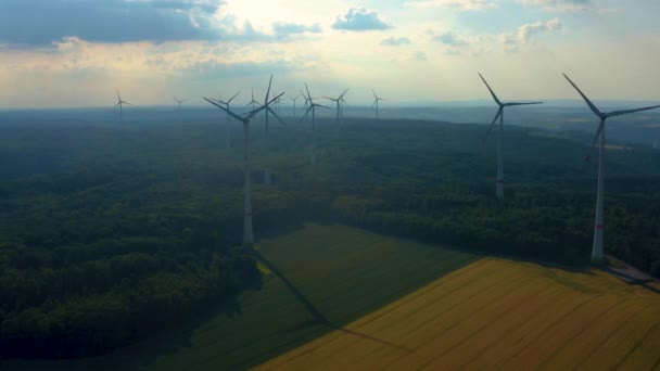 靠近德国贝里辛根的风力涡轮机的空中视图 在春天里的一个暮色的下午 — 图库视频影像