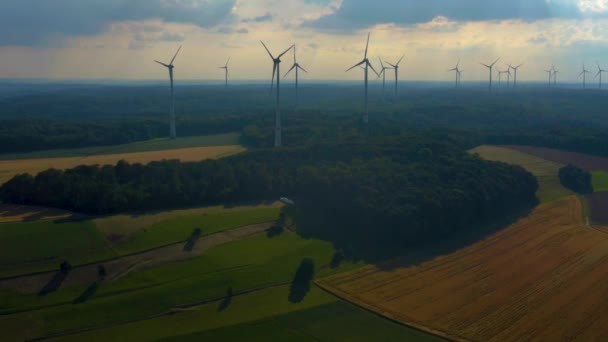 ドイツのベルリンに近い風力タービンの空中ビュー 曇り空の春の午後遅く — ストック動画