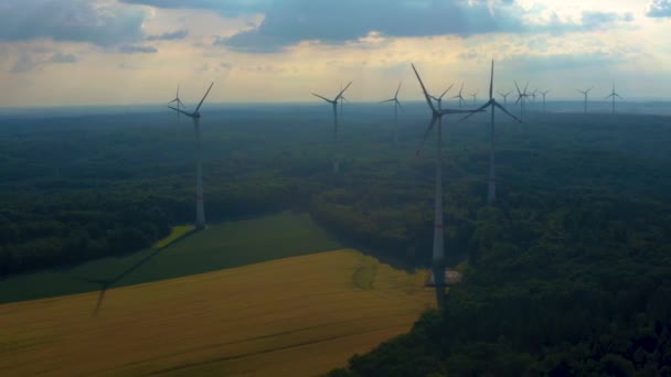 ドイツのベルリンに近い風力タービンの空中ビュー 曇り空の春の午後遅く — ストック動画