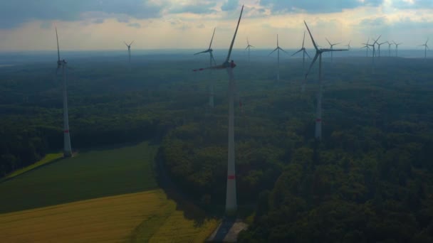ドイツのベルリンに近い風力タービンの空中ビュー 曇り空の春の午後遅く — ストック動画