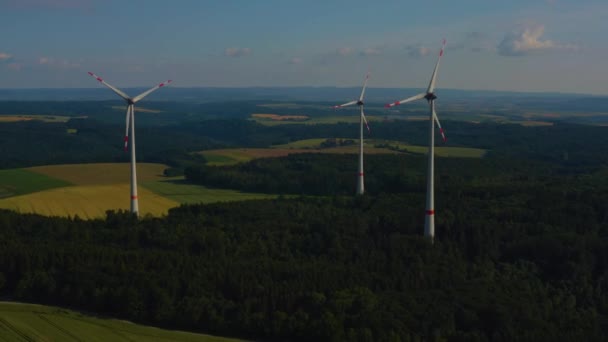 Luftaufnahme Von Windkraftanlagen Bei Berlichingen Deutschland Einem Späten Nachmittag Frühling — Stockvideo