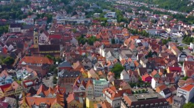 Eski şehrin havadan görüntüsü Kötü Mergentheim. Baharın güneşli sabahında.