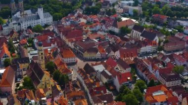 Eski şehrin havadan görüntüsü Kötü Mergentheim. Baharın güneşli sabahında.