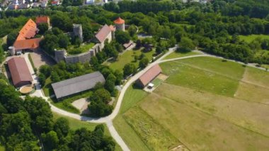 Igersheim köyünün ve Almanya 'daki Burg Neuhaus kalesinin hava manzarası..  