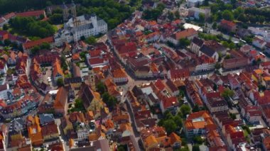 Eski şehrin havadan görüntüsü Kötü Mergentheim. Baharın güneşli sabahında.