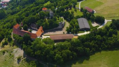 Igersheim köyünün ve Almanya 'daki Burg Neuhaus kalesinin hava manzarası.. 
