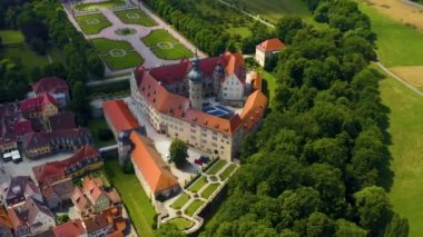 Almanya 'daki Weikersheim Sarayı ve köyün havadan görünüşü. Baharın bulutlu bir gününde