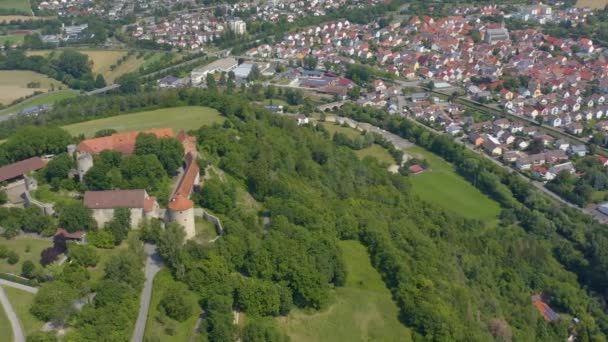 ドイツの村Igersheimと城Burg Neuhausの空中写真 — ストック動画