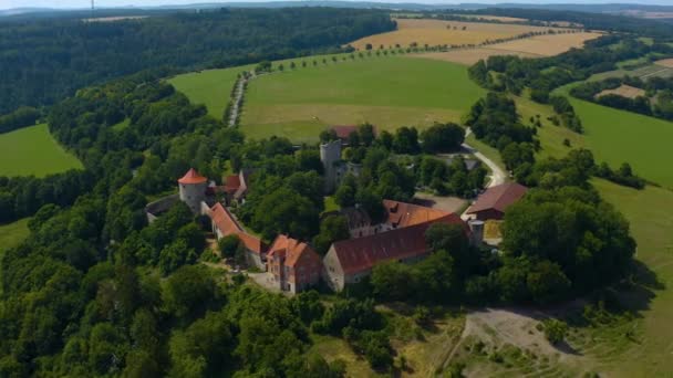 ドイツの村Igersheimと城Burg Neuhausの空中写真 — ストック動画