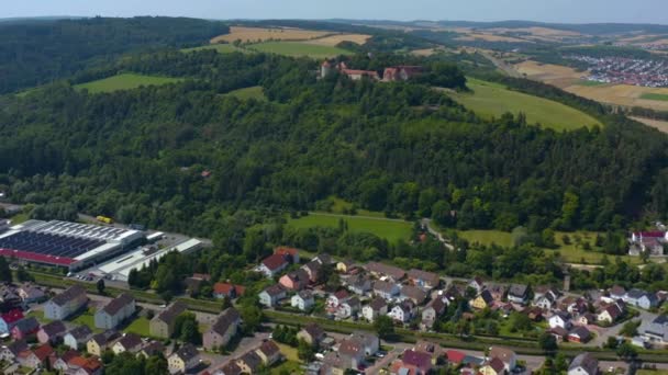 Letecký pohled na obec Igersheim a zámek Burg Neuhaus v Německu. 