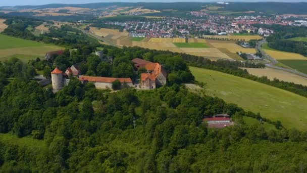 ドイツの村Igersheimと城Burg Neuhausの空中写真 — ストック動画
