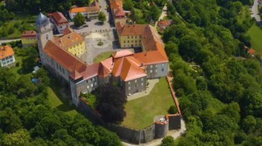 Almanya 'daki Schloss Bartenstein köyünün ve sarayının havadan görüntüsü. Baharın güneşli bir gününde