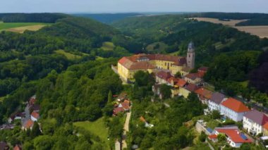 Almanya 'daki Schloss Bartenstein köyünün ve sarayının havadan görüntüsü. Baharın güneşli bir gününde