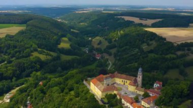 Almanya 'daki Schloss Bartenstein köyünün ve sarayının havadan görüntüsü. Baharın güneşli bir gününde