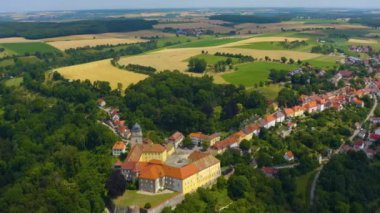 Almanya 'daki Schloss Bartenstein köyünün ve sarayının havadan görüntüsü. Baharın güneşli bir gününde