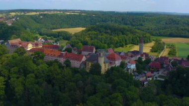 Güneşli bir günde Almanya 'da Kirchberg ve Der Jagst kalesinin hava manzarası. 