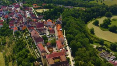Güneşli bir günde Almanya 'da Kirchberg ve Der Jagst kalesinin hava manzarası. 