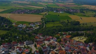Güneşli bir günde Almanya 'da Kirchberg ve Der Jagst kalesinin hava manzarası. 