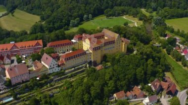 Güneşli bir günde Almanya 'da Kirchberg ve Der Jagst kalesinin hava manzarası. 