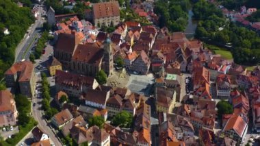 Güneşli bir günde Almanya 'daki Schwaebisch Salonu' nun havadan görünüşü. 