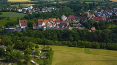 İlkbaharda güneşli bir günde Almanya 'daki Vellberg Kalesi ve köyünün hava manzarası. 