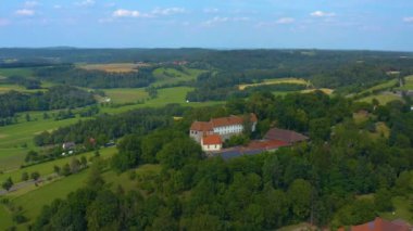 Baharın güneşli bir gününde Almanya 'daki Tannenburg şatosunun hava manzarası. 