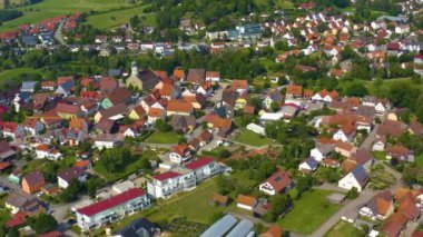 Baharın güneşli bir gününde Almanya 'daki Buehlertann köyünün hava manzarası. 