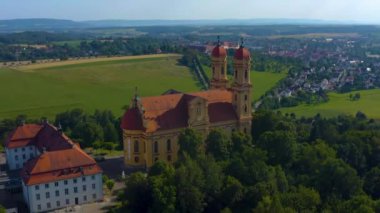 İlkbaharda güneşli bir günde Almanya 'nın Ellwangen kentinin etrafındaki hava manzarası. 