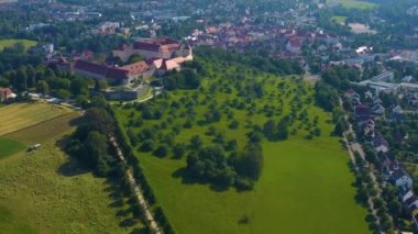 İlkbaharda güneşli bir günde Almanya 'nın Ellwangen kentinin etrafındaki hava manzarası. 