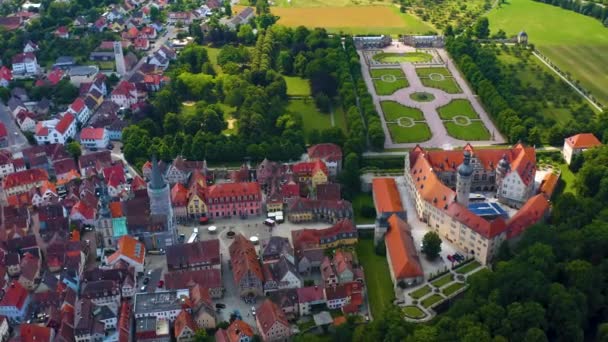 Vista Aérea Aldeia Palácio Weikersheim Alemanha Dia Nublado Primavera — Vídeo de Stock