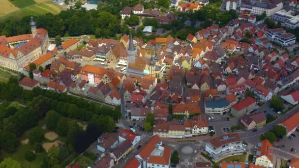 Widok Lotu Ptaka Wieś Pałac Weikersheim Niemczech Pochmurny Dzień Wiosną — Wideo stockowe