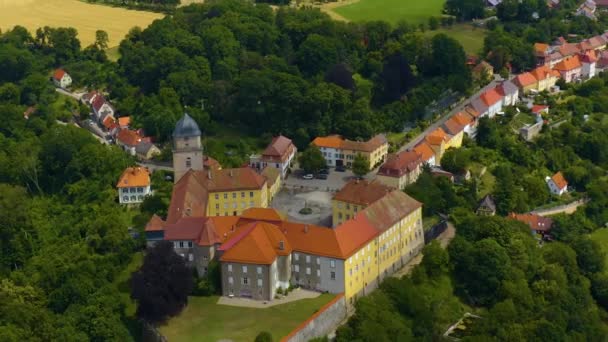 从空中俯瞰德国的村庄和施洛斯宫 春天的一个阳光灿烂的日子 — 图库视频影像